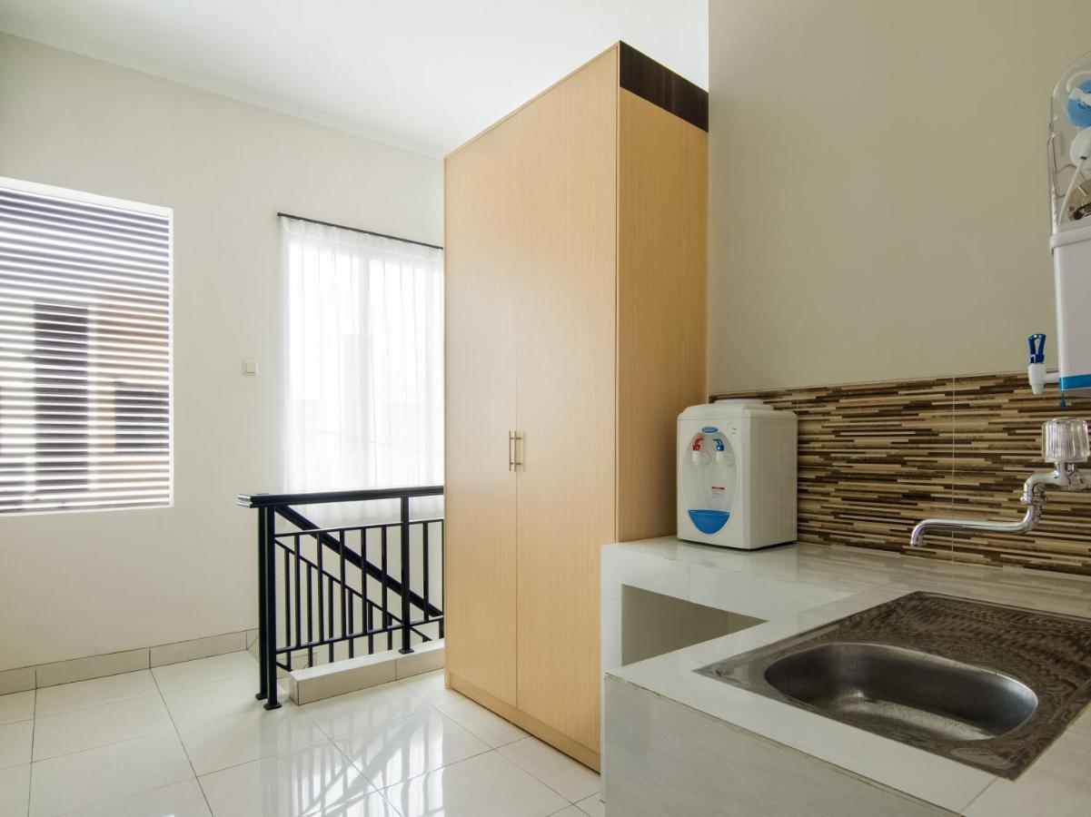 Oyo 3824 Columbus Residence J1 Telukjambe Esterno foto